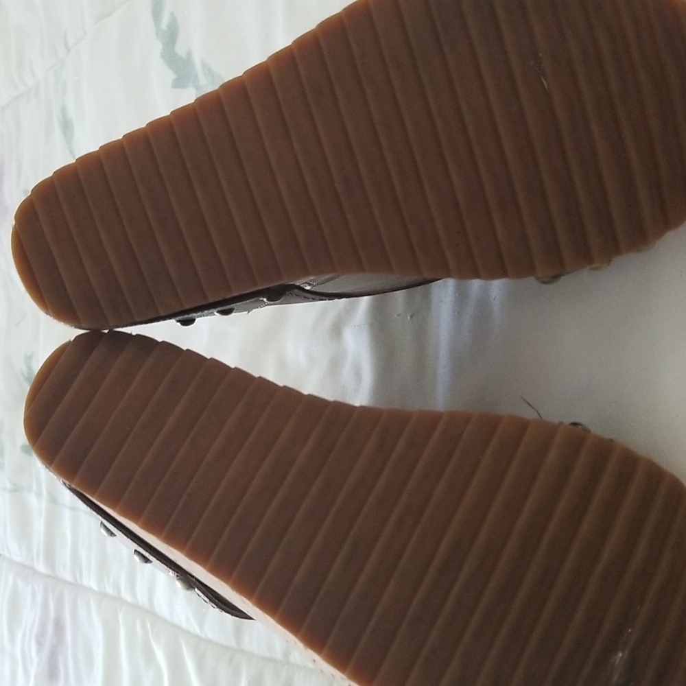 Like new, Excellent condition Antelope cork wedges. Size 6 - Picture 5 of 5